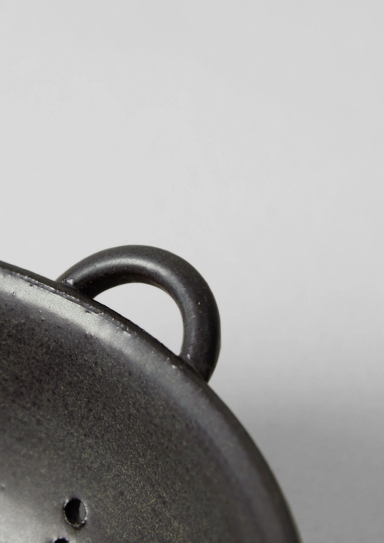 Carla Murdoch Berry Colander | Charcoal - Image 4