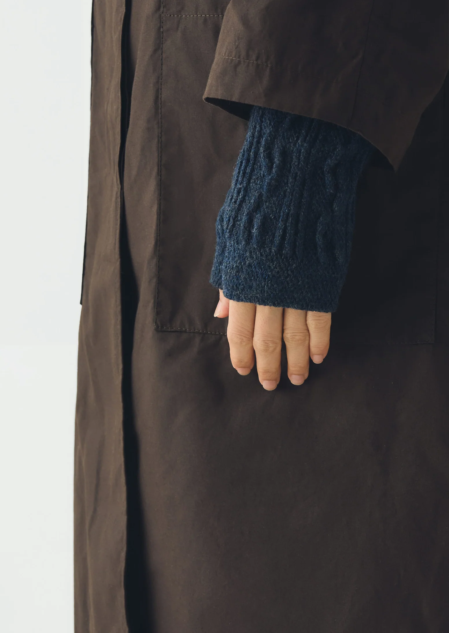 Nishiguchi Kutsushita Wool Hand Warmers | Deep Blue - Image 3