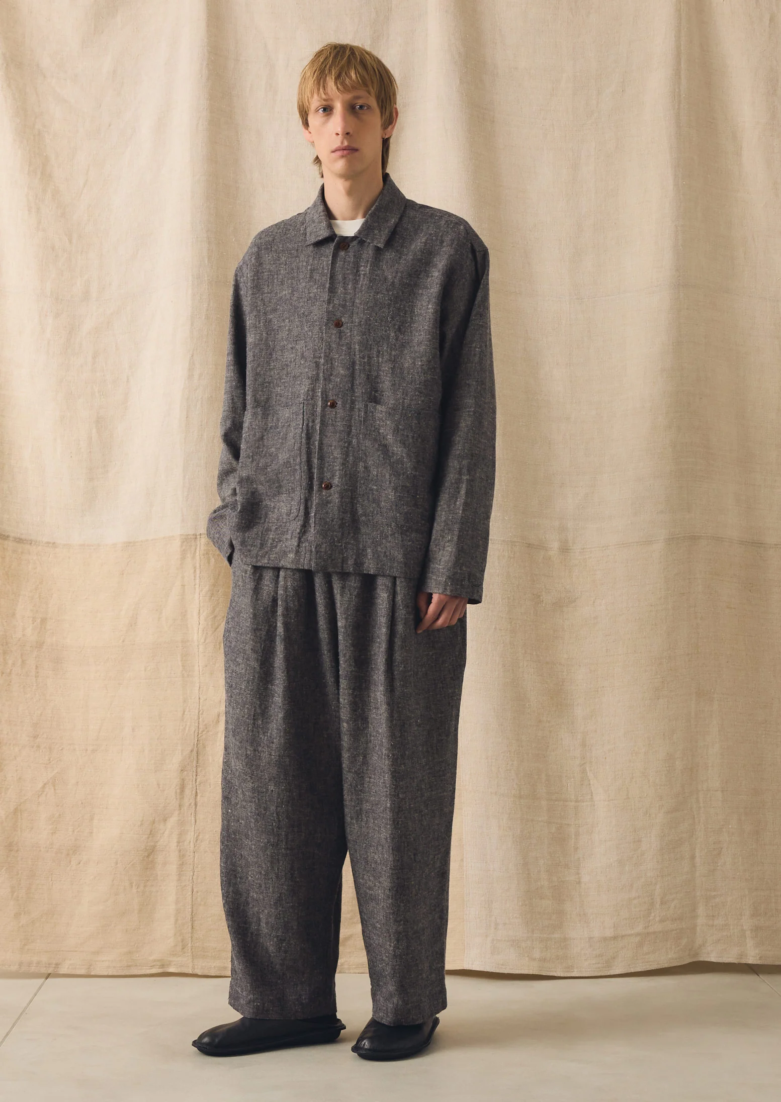 Pleated Linen Cotton Twill Trousers | Navy/Ecru - Image 3