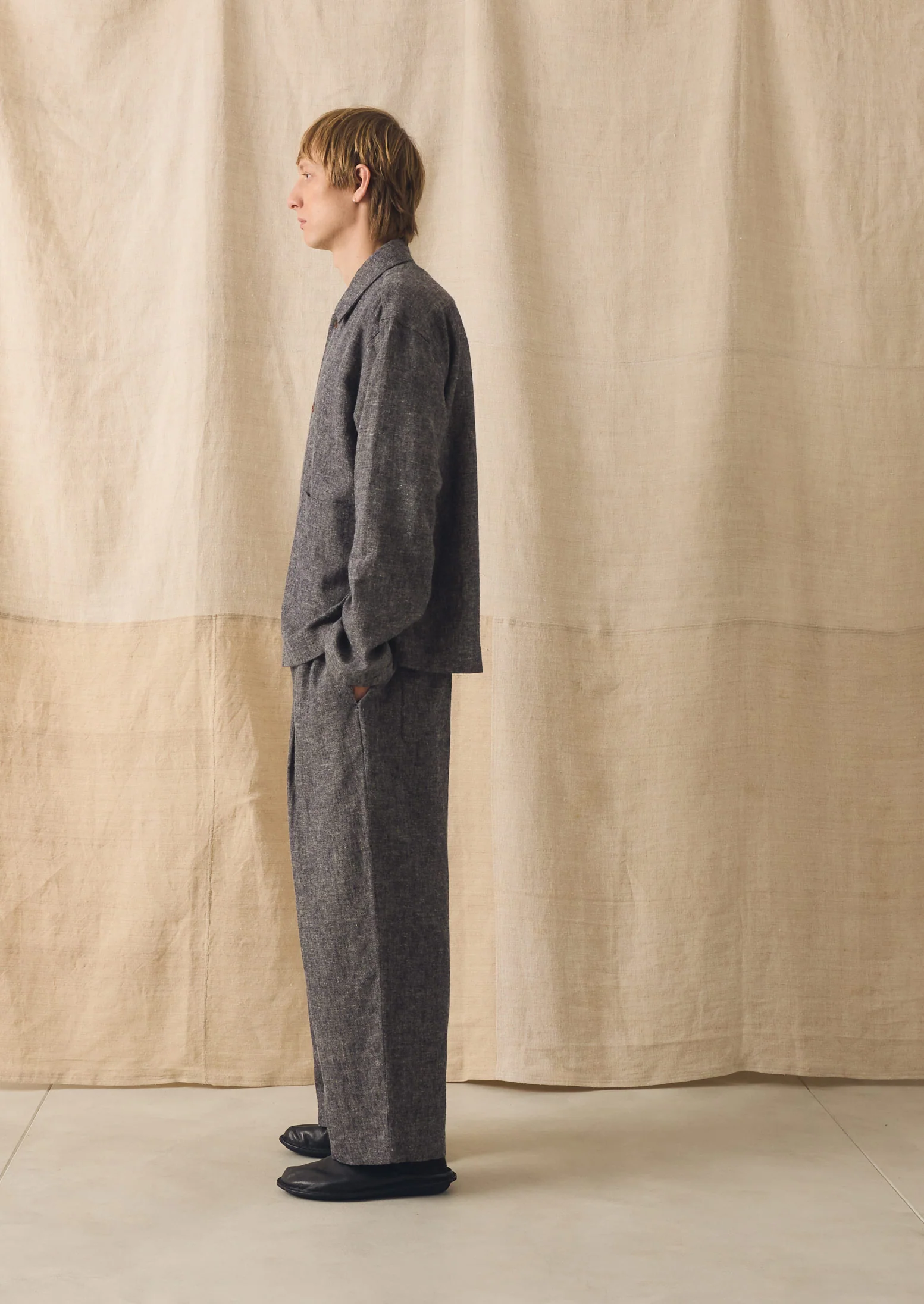 Pleated Linen Cotton Twill Trousers | Navy/Ecru - Image 4