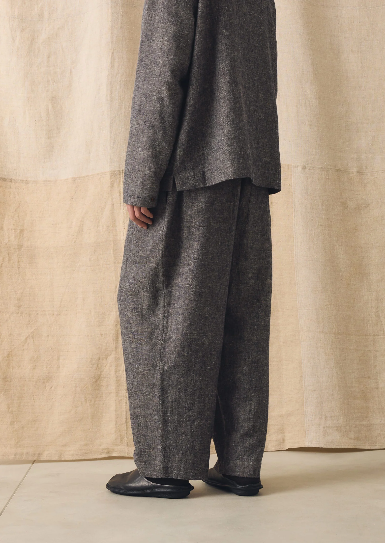Pleated Linen Cotton Twill Trousers | Navy/Ecru - Image 6