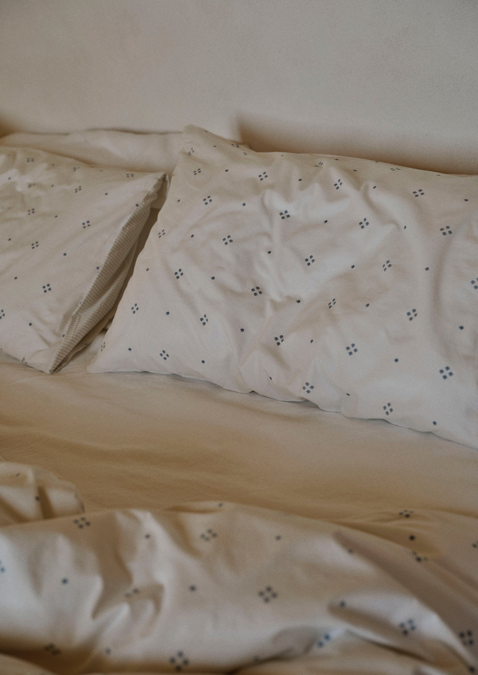 Rowan Print Cotton Poplin Housewife Pillowcase Set | Ecru/Soft Blue - Image 3