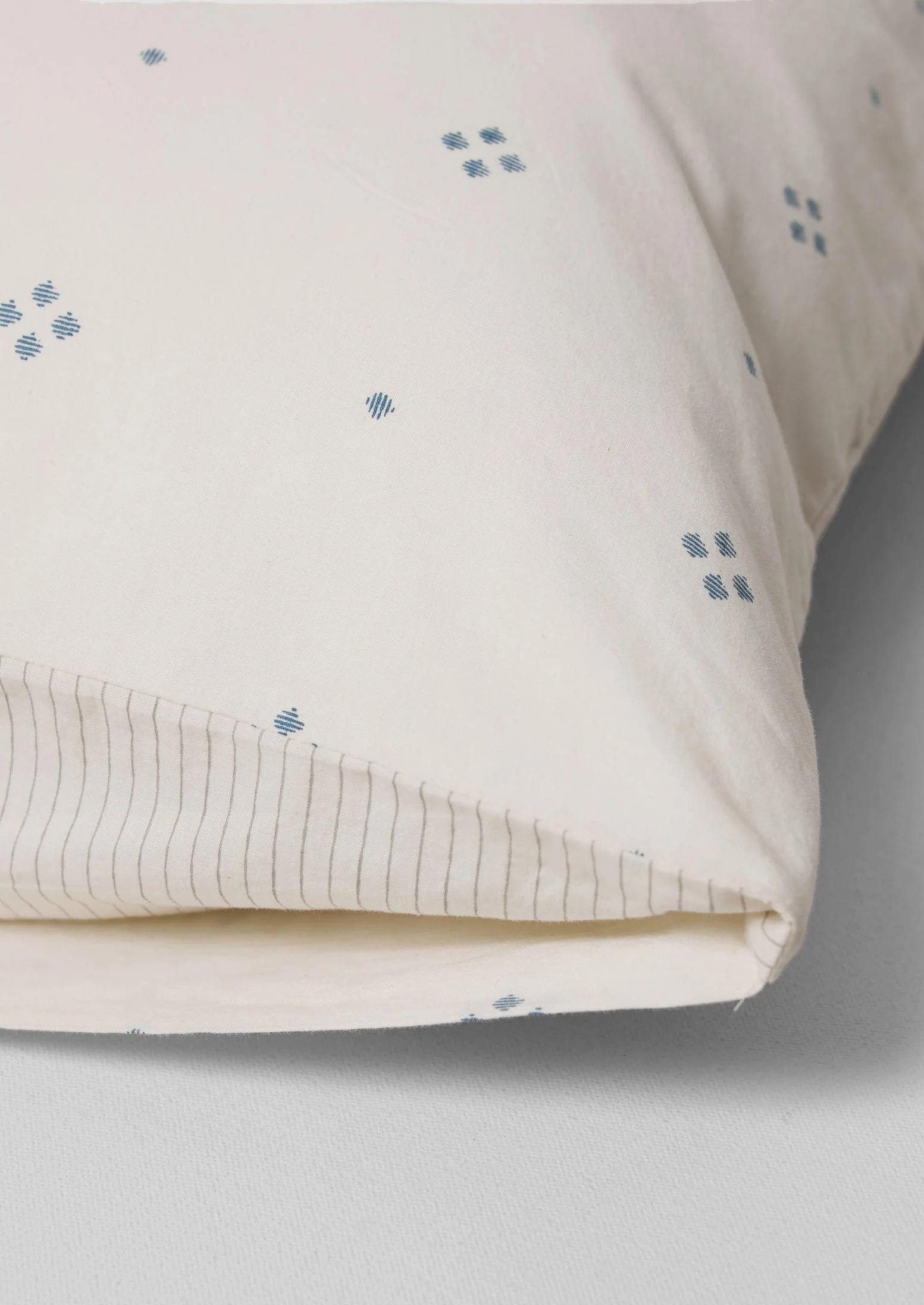 Rowan Print Cotton Poplin Housewife Pillowcase Set | Ecru/Soft Blue - Image 4